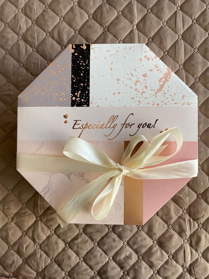Hexagonal gift box with a decorative ribbon and 'Especially for you!' text on a quilted background.